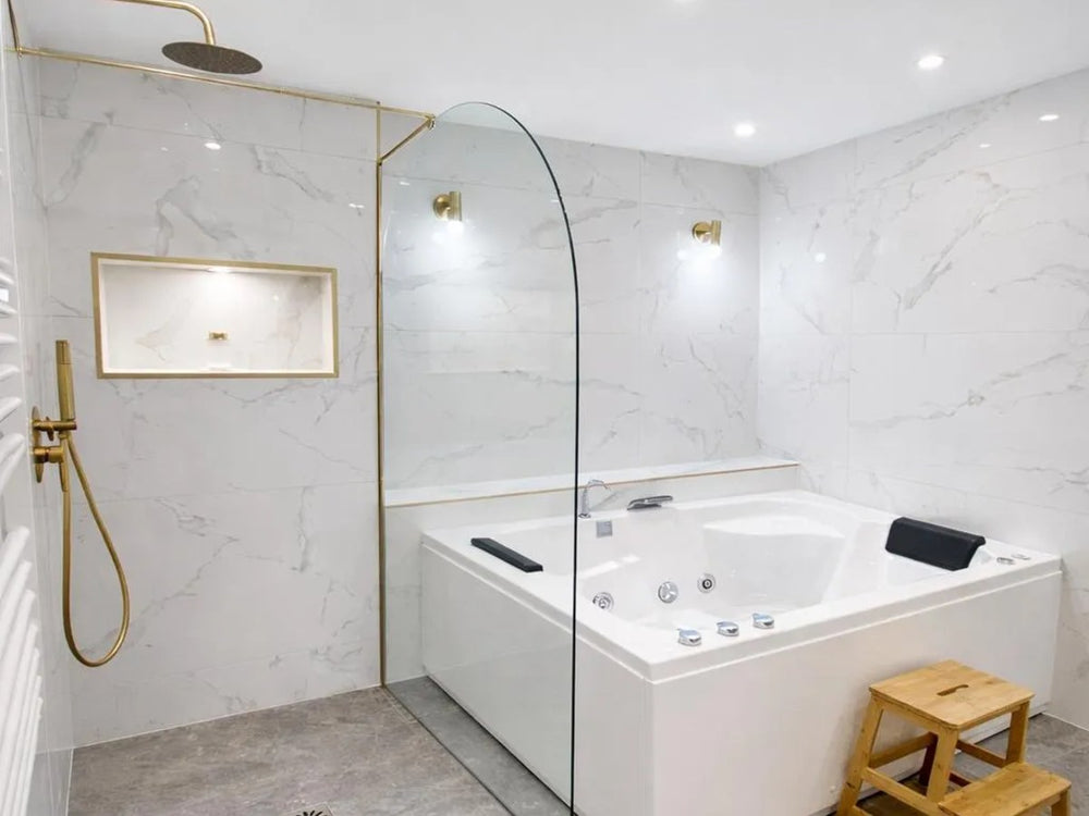 Salle de bains avec spa privatif et douche9 de Suite Morocco, Domaine de Like a Dream