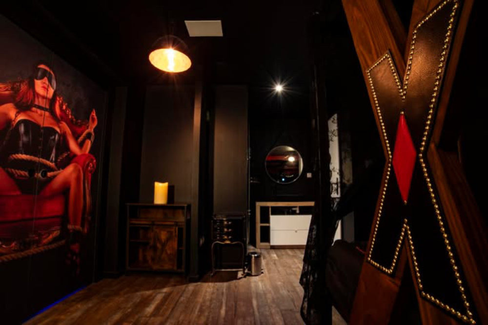 Chambre 24 de La Tanière Dé-Plaisirs, Love Room haut de gamme 200 m2 avec JACUZZI SAUNA & DONJON
