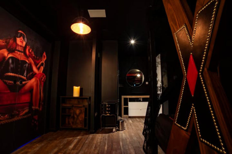Chambre 23 de La Tanière Dé-Plaisirs, Love Room haut de gamme 200 m2 avec JACUZZI SAUNA & DONJON