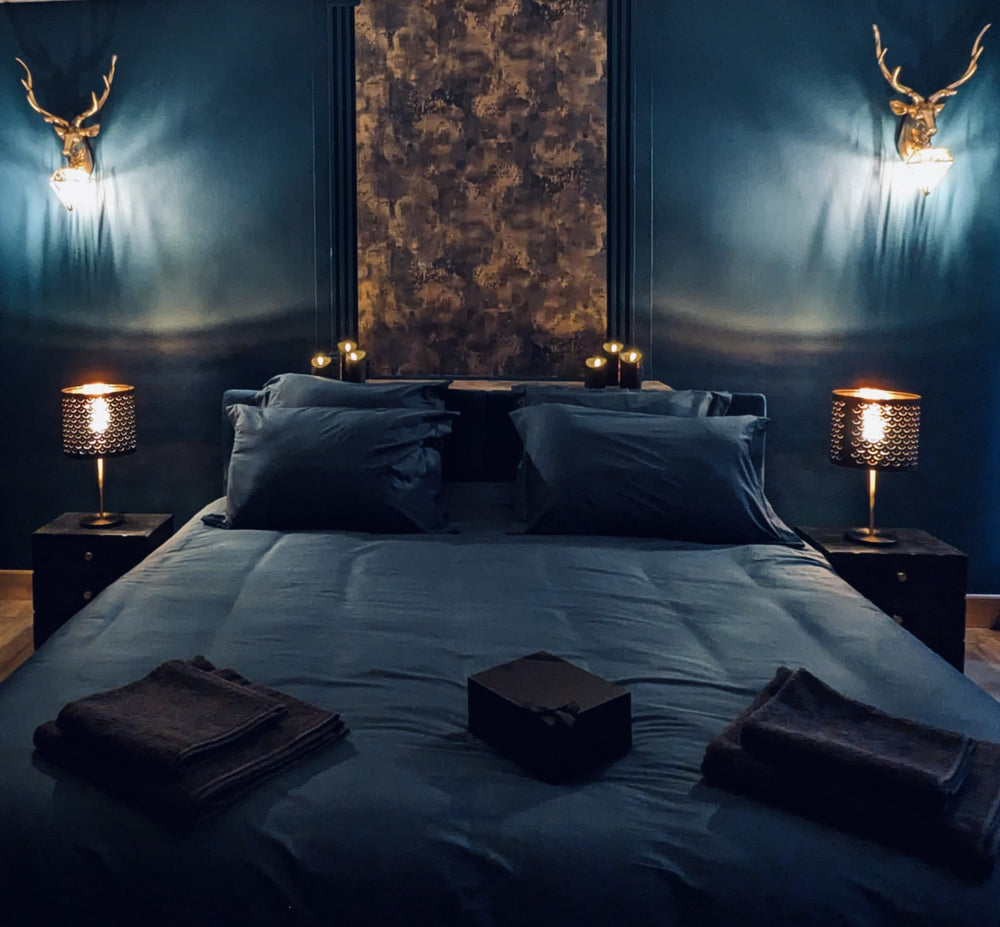 Chambre Bliss Loveroom romantique avec lit double, draps blancs, et décoration cosy pour un séjour en couple.13 de Bliss love room