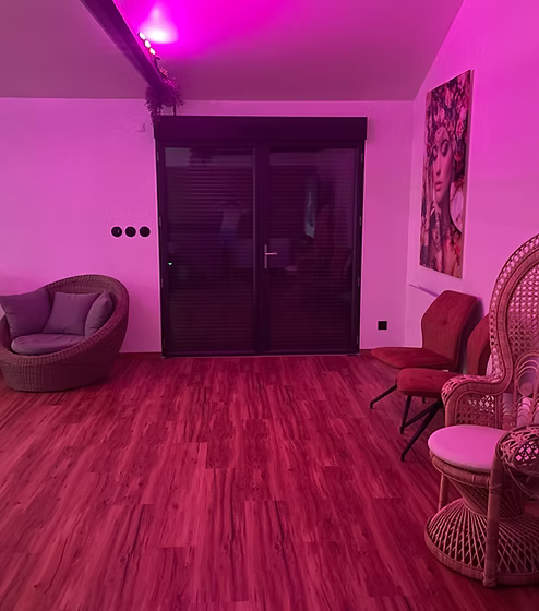 Spa Le Cieux Chartres: Jacuzzi extérieur privatif, vue panoramique sur la ville, ambiance relaxante et luxueuse.3 de Le Spa'Cieux Chartres