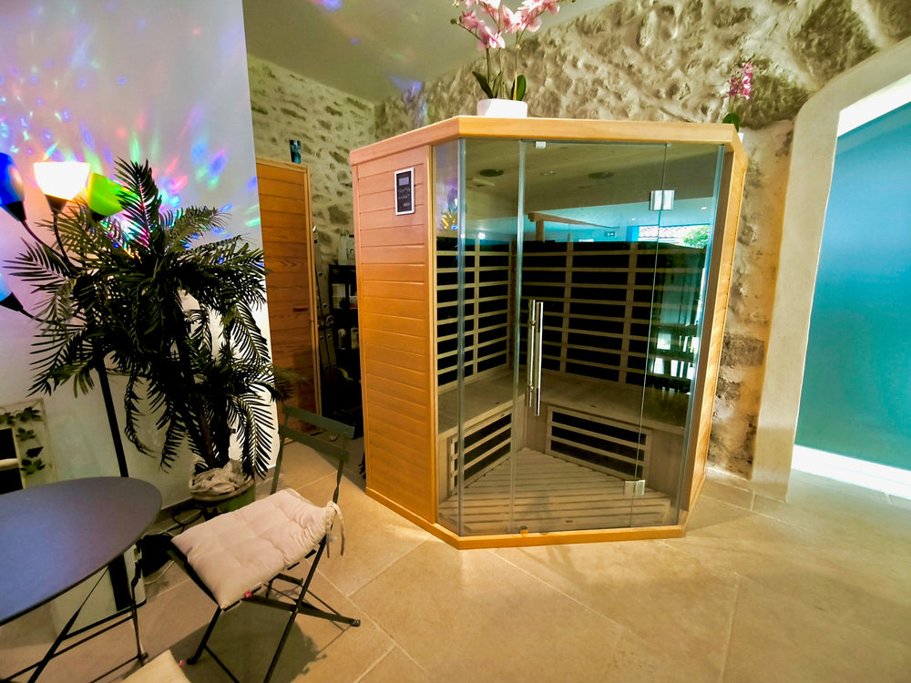 Grande chambre d'hôtel Kinky Room avec jacuzzi, sauna et décoration cosy pour un séjour romantique.10 de Love & Kinky Room with big SPAs & Sauna
