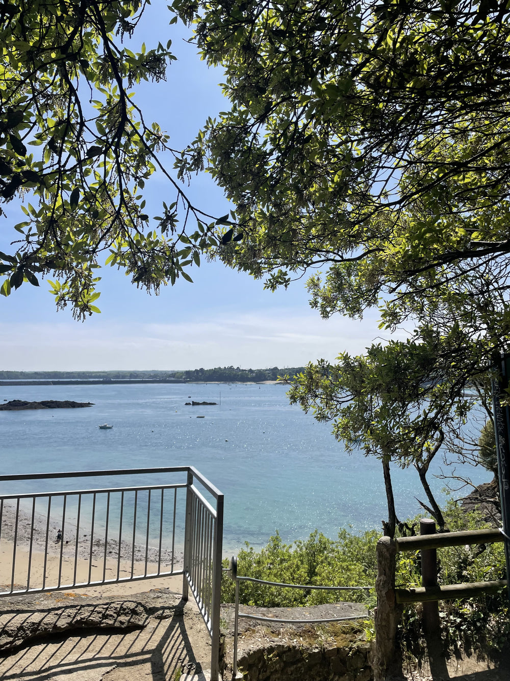 Hôtel Maison Odyssea, réception moderne et élégante avec bureau en bois, canapé confortable et décoration épurée, Île de Ré.7 de Maison Odyssea