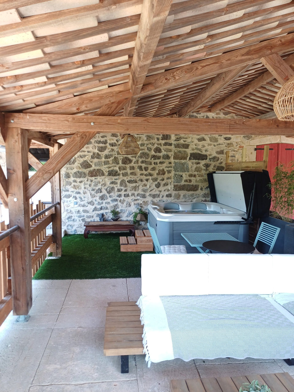 Suite romantique Mas du Martinet, chambre d'hôtel de luxe avec lit à baldaquin et décoration cosy.9 de Mas du Martinet - Suite Romantique