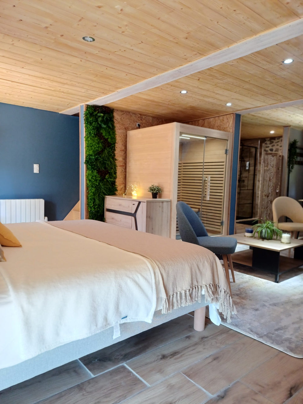 Intérieur élégant de la Suite Romantique au Mas du Martinet, lit double king-size, décoration raffinée et ambiance chaleureuse.7 de Mas du Martinet - Suite Romantique