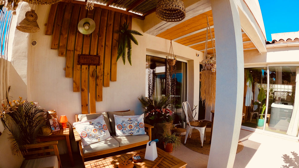 Hôtel tropical avec spa de luxe, bungalow sur pilotis, vue mer turquoise, décor apaisant pour une escapade détente.11 de Tropical Lodge Spa