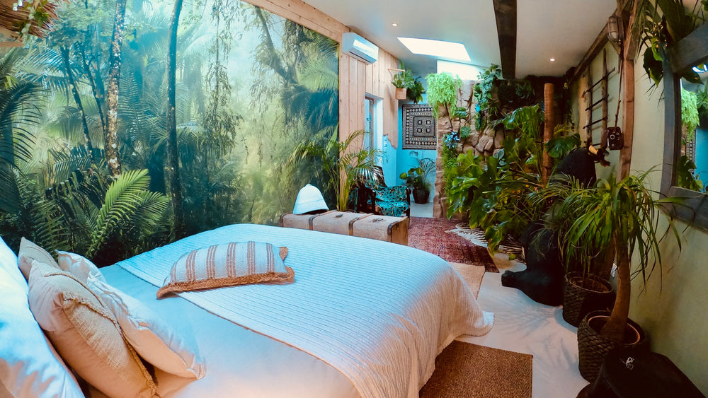 Intérieur moderne d'un pavillon spa tropical: grande salle de massage avec deux lits, ambiance relaxante.12 de Tropical Lodge Spa
