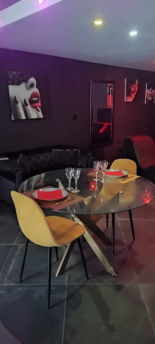 Avec Toi suites spa: La GLAMOUR - Love’nSpa - weekend en amoureux, love rooms avec spa ou jacuzzi privatif13 de Avec Toi suites spa: La GLAMOUR