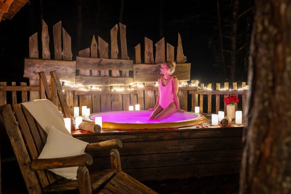 Cabane dans les arbres avec jacuzzi privatif - Aristoloche - Love’nSpa - weekend en amoureux, love rooms avec spa ou jacuzzi privatifCabane dans les arbres avec jacuzzi privatif - Aristoloche