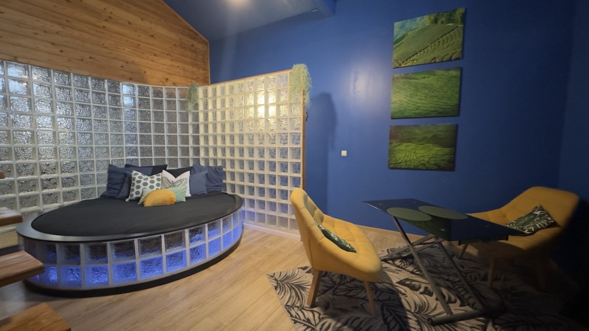 Chambre Azzuro - Love’nSpa - weekend en amoureux, love rooms avec spa ou jacuzzi privatifChambre Azzuro