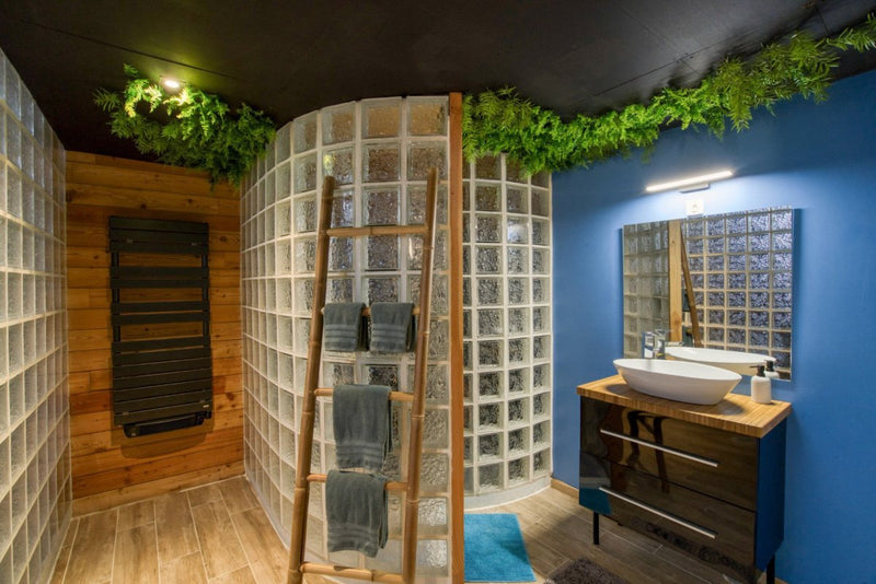 Chambre Azzuro - Love’nSpa - weekend en amoureux, love rooms avec spa ou jacuzzi privatif3 de Chambre Azzuro