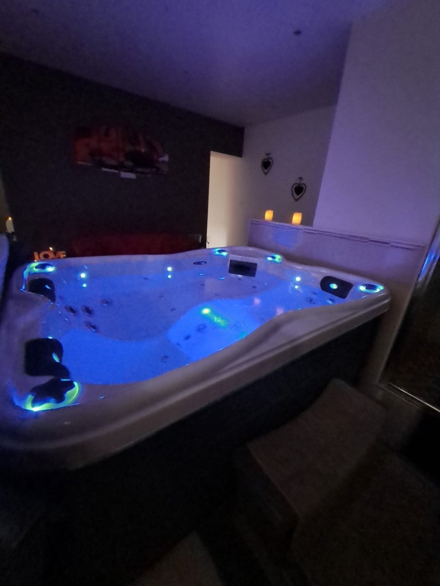 Chambre Evasion - Love’nSpa - weekend en amoureux, love rooms avec spa ou jacuzzi privatif10 de Chambre Evasion