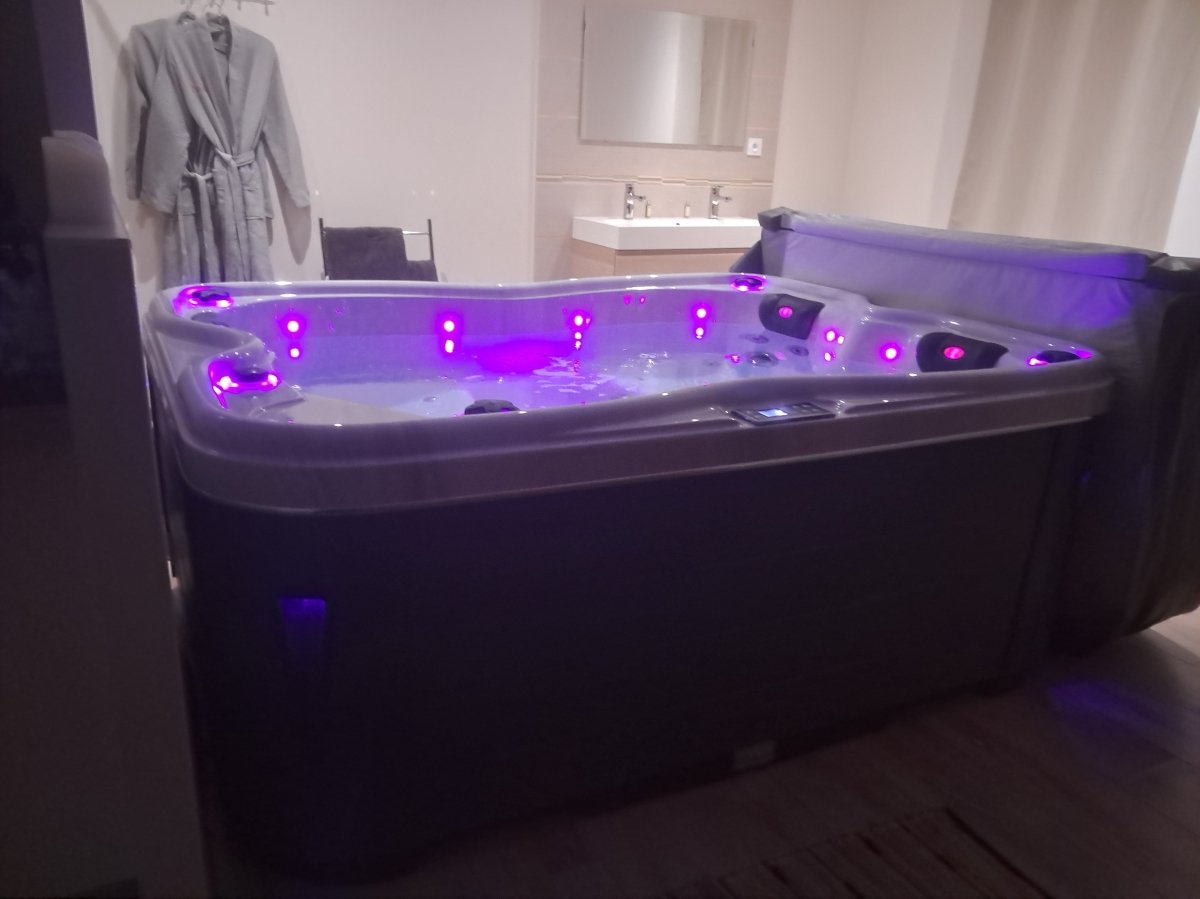 Chambre Evasion - Love’nSpa - weekend en amoureux, love rooms avec spa ou jacuzzi privatifChambre Evasion