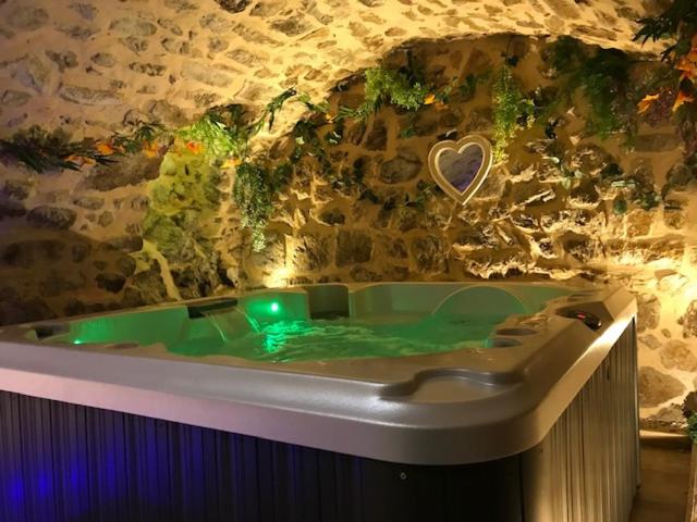 Chez Marinou - Suite de charme, aux caractères authentique ardéchois - Love’nSpa - weekend en amoureux, love rooms avec spa ou jacuzzi privatif10 de Chez Marinou - Suite de charme, aux caractères authentique ardéchois