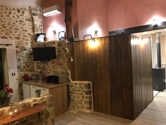 Chez Marinou - Suite de charme, aux caractères authentique ardéchois - Love’nSpa - weekend en amoureux, love rooms avec spa ou jacuzzi privatif11 de Chez Marinou - Suite de charme, aux caractères authentique ardéchois