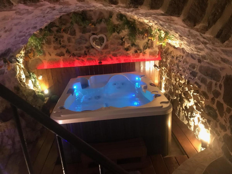 Chez Marinou - Suite de charme, aux caractères authentique ardéchois - Love’nSpa - weekend en amoureux, love rooms avec spa ou jacuzzi privatif4 de Chez Marinou - Suite de charme, aux caractères authentique ardéchois