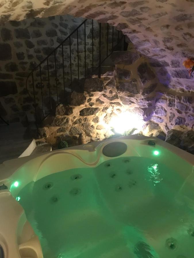 Chez Marinou - Suite de charme, aux caractères authentique ardéchois - Love’nSpa - weekend en amoureux, love rooms avec spa ou jacuzzi privatif6 de Chez Marinou - Suite de charme, aux caractères authentique ardéchois