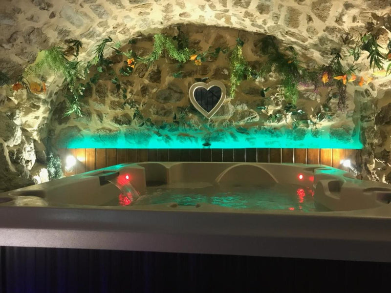 Chez Marinou - Suite de charme, aux caractères authentique ardéchois - Love’nSpa - weekend en amoureux, love rooms avec spa ou jacuzzi privatif2 de Chez Marinou - Suite de charme, aux caractères authentique ardéchois