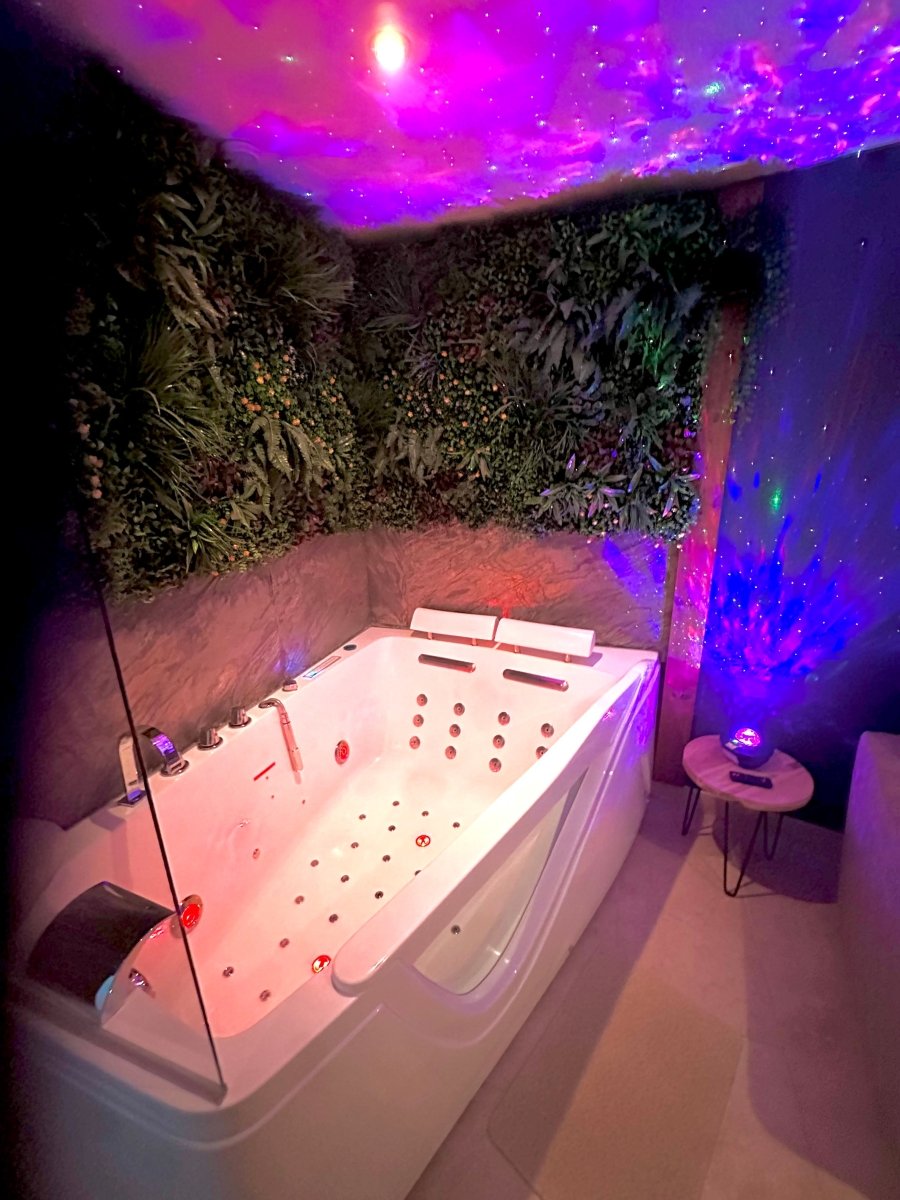 CinéSpa Lodge Bourgogne - Love’nSpa - weekend en amoureux, love rooms avec spa ou jacuzzi privatif10 de CinéSpa Lodge Bourgogne