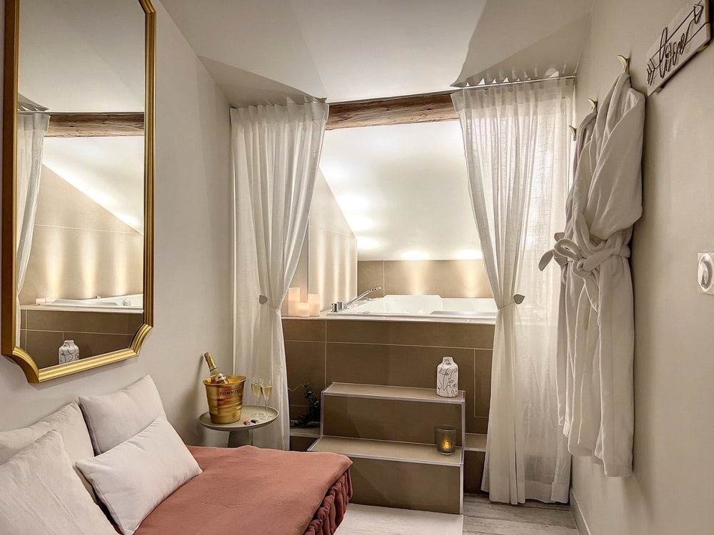 Cocon Blanc câlin - Jacuzzi privatif - Love Room - Love’nSpa - weekend en amoureux, love rooms avec spa ou jacuzzi privatif1 de Cocon Blanc câlin - Jacuzzi privatif- Love Room