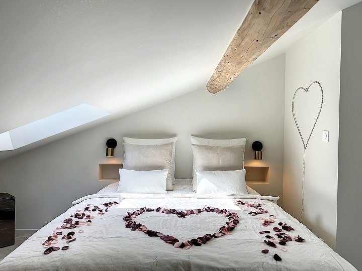 Cocon Blanc câlin - Jacuzzi privatif - Love Room - Love’nSpa - weekend en amoureux, love rooms avec spa ou jacuzzi privatif10 de Cocon Blanc câlin - Jacuzzi privatif- Love Room
