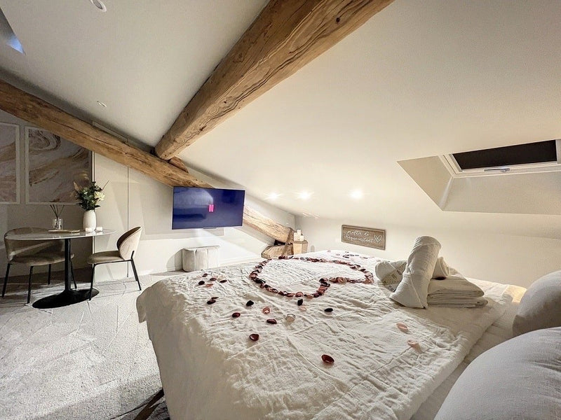 Cocon Blanc câlin - Jacuzzi privatif - Love Room - Love’nSpa - weekend en amoureux, love rooms avec spa ou jacuzzi privatif1 de Cocon Blanc câlin - Jacuzzi privatif- Love Room