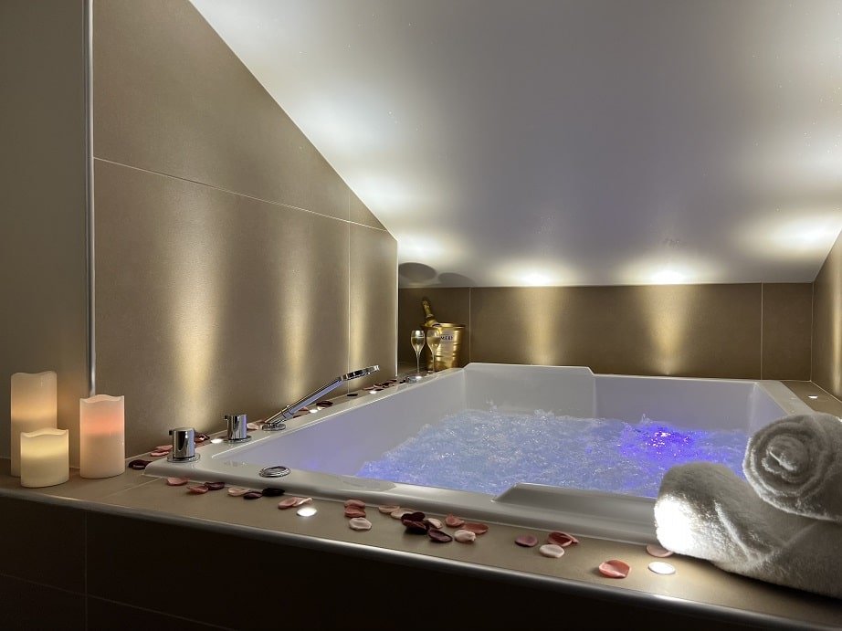 Cocon Blanc câlin - Jacuzzi privatif - Love Room - Love’nSpa - weekend en amoureux, love rooms avec spa ou jacuzzi privatif6 de Cocon Blanc câlin - Jacuzzi privatif- Love Room