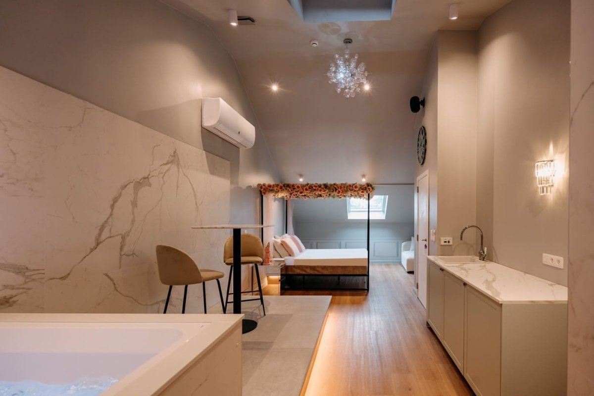 Designer Hotel - Suite Dior - Love’nSpa - weekend en amoureux, love rooms avec spa ou jacuzzi privatifDesigner Hotel - Suite Dior