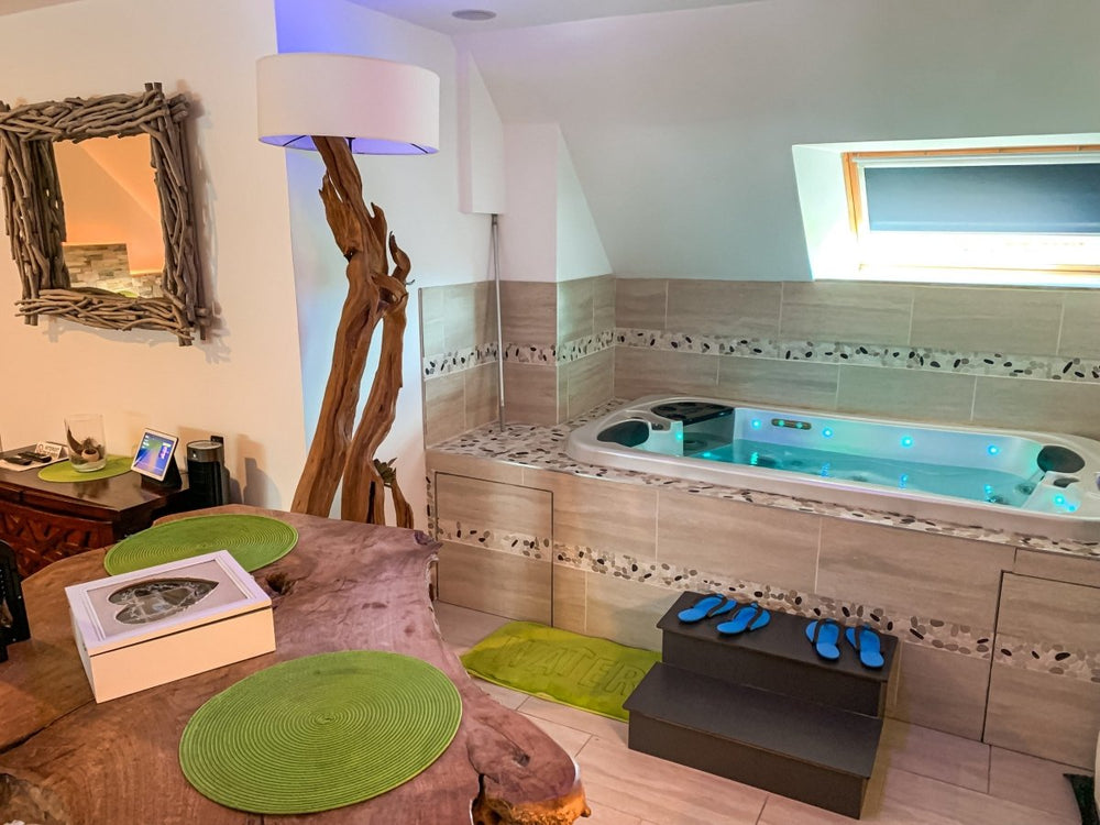 DOMAINE DE LA BESNERIE - La Suit’ Baliwood - Love’nSpa - weekend en amoureux, love rooms avec spa ou jacuzzi privatif2 de DOMAINE DE LA BESNERIE - La Suit’ Baliwood