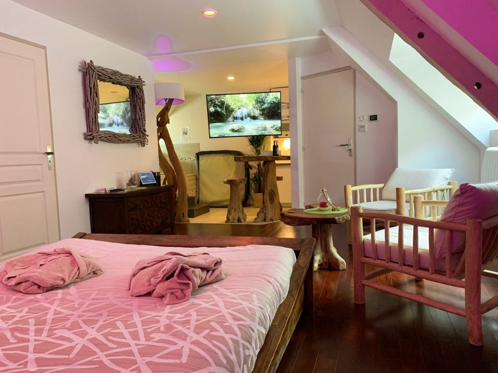 DOMAINE DE LA BESNERIE - La Suit’ Baliwood - Love’nSpa - weekend en amoureux, love rooms avec spa ou jacuzzi privatif1 de DOMAINE DE LA BESNERIE - La Suit’ Baliwood