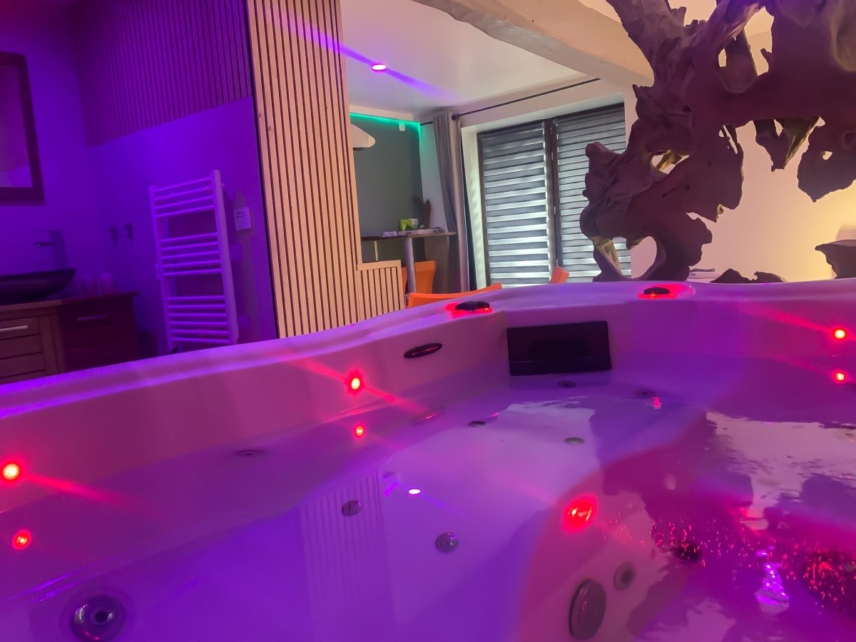 DOMAINE DE LA BESNERIE - La Suit’Moonlight - Love’nSpa - weekend en amoureux, love rooms avec spa ou jacuzzi privatifDOMAINE DE LA BESNERIE - La Suit’Moonlight