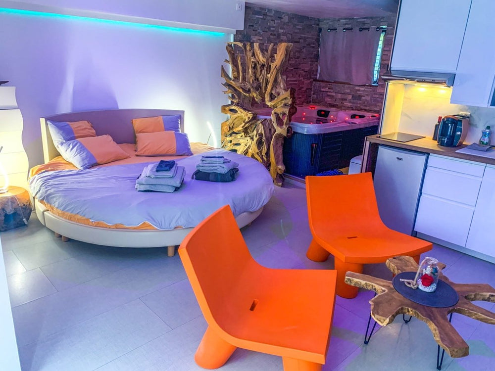 DOMAINE DE LA BESNERIE - La Suit’Moonlight - Love’nSpa - weekend en amoureux, love rooms avec spa ou jacuzzi privatif3 de DOMAINE DE LA BESNERIE - La Suit’Moonlight