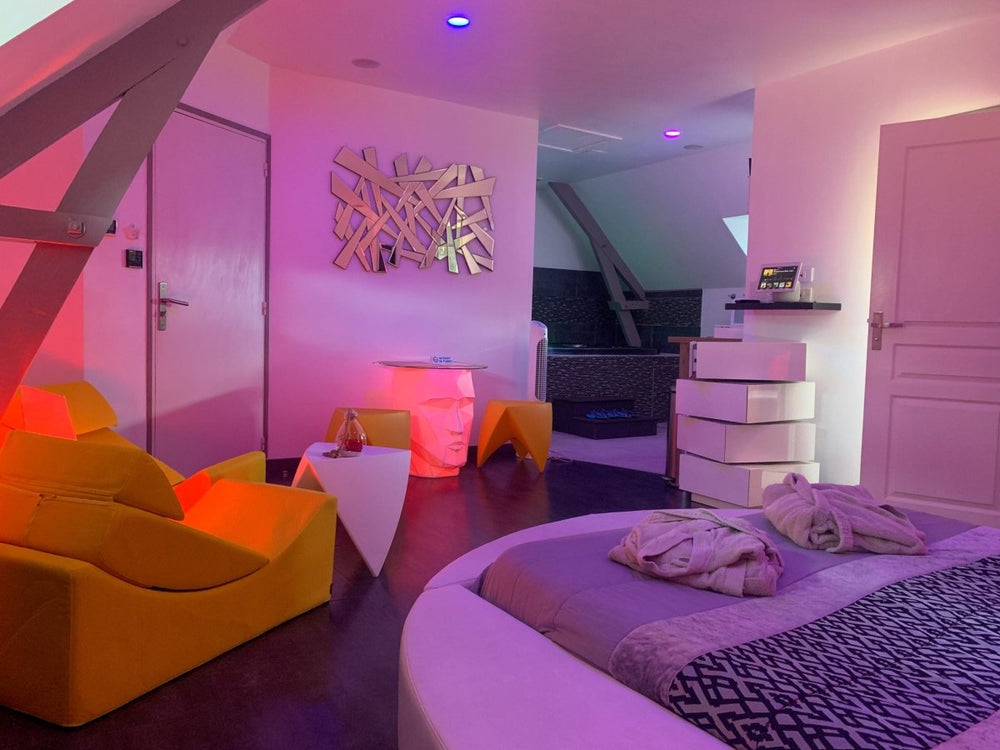 DOMAINE DE LA BESNERIE - Suite Black and White - Love’nSpa - weekend en amoureux, love rooms avec spa ou jacuzzi privatif6 de DOMAINE DE LA BESNERIE - Suite Black and White