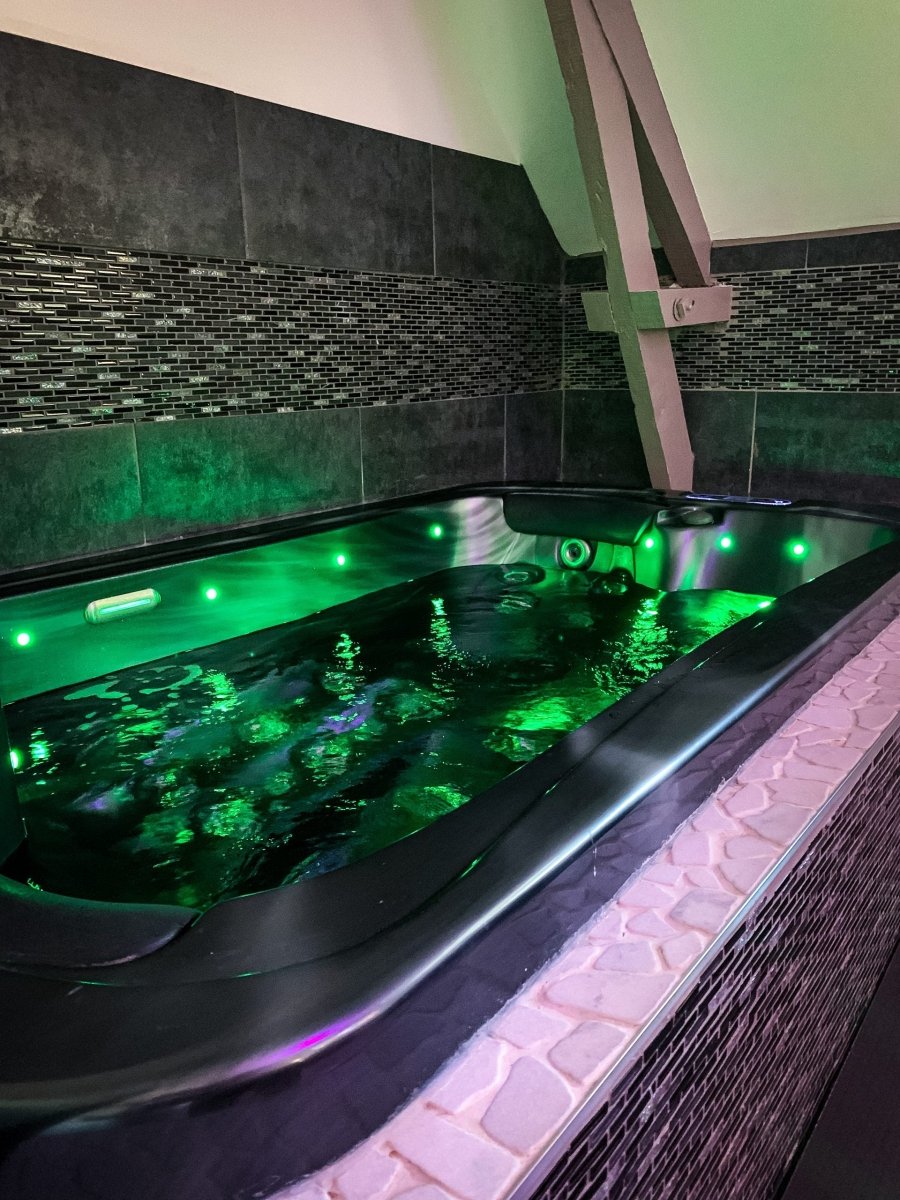 DOMAINE DE LA BESNERIE - Suite Black and White - Love’nSpa - weekend en amoureux, love rooms avec spa ou jacuzzi privatif3 de DOMAINE DE LA BESNERIE - Suite Black and White