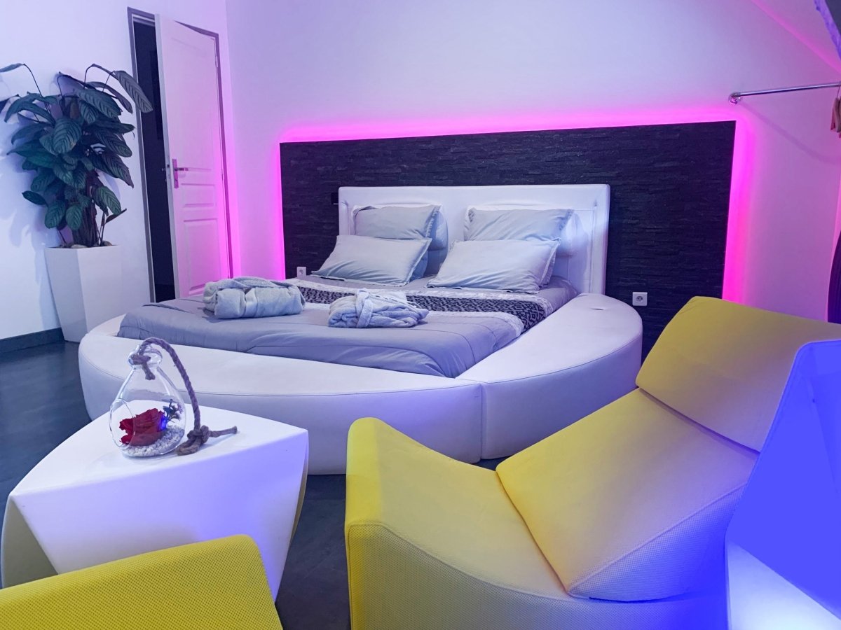 DOMAINE DE LA BESNERIE - Suite Black and White - Love’nSpa - weekend en amoureux, love rooms avec spa ou jacuzzi privatifDOMAINE DE LA BESNERIE - Suite Black and White