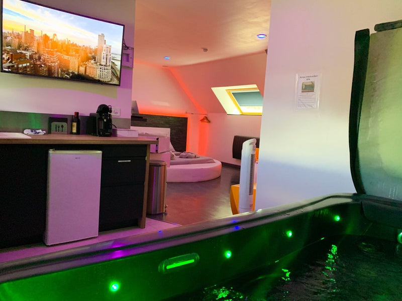 DOMAINE DE LA BESNERIE - Suite Black and White - Love’nSpa - weekend en amoureux, love rooms avec spa ou jacuzzi privatif1 de DOMAINE DE LA BESNERIE - Suite Black and White