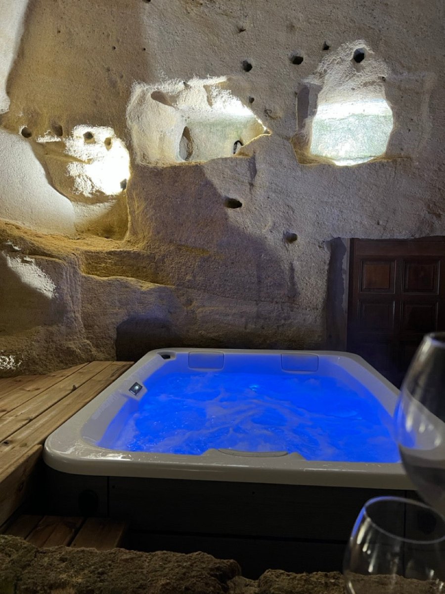 EntreNous Au Troglo - Love’nSpa - weekend en amoureux, love rooms avec spa ou jacuzzi privatif13 de Entre Nous Au Troglo