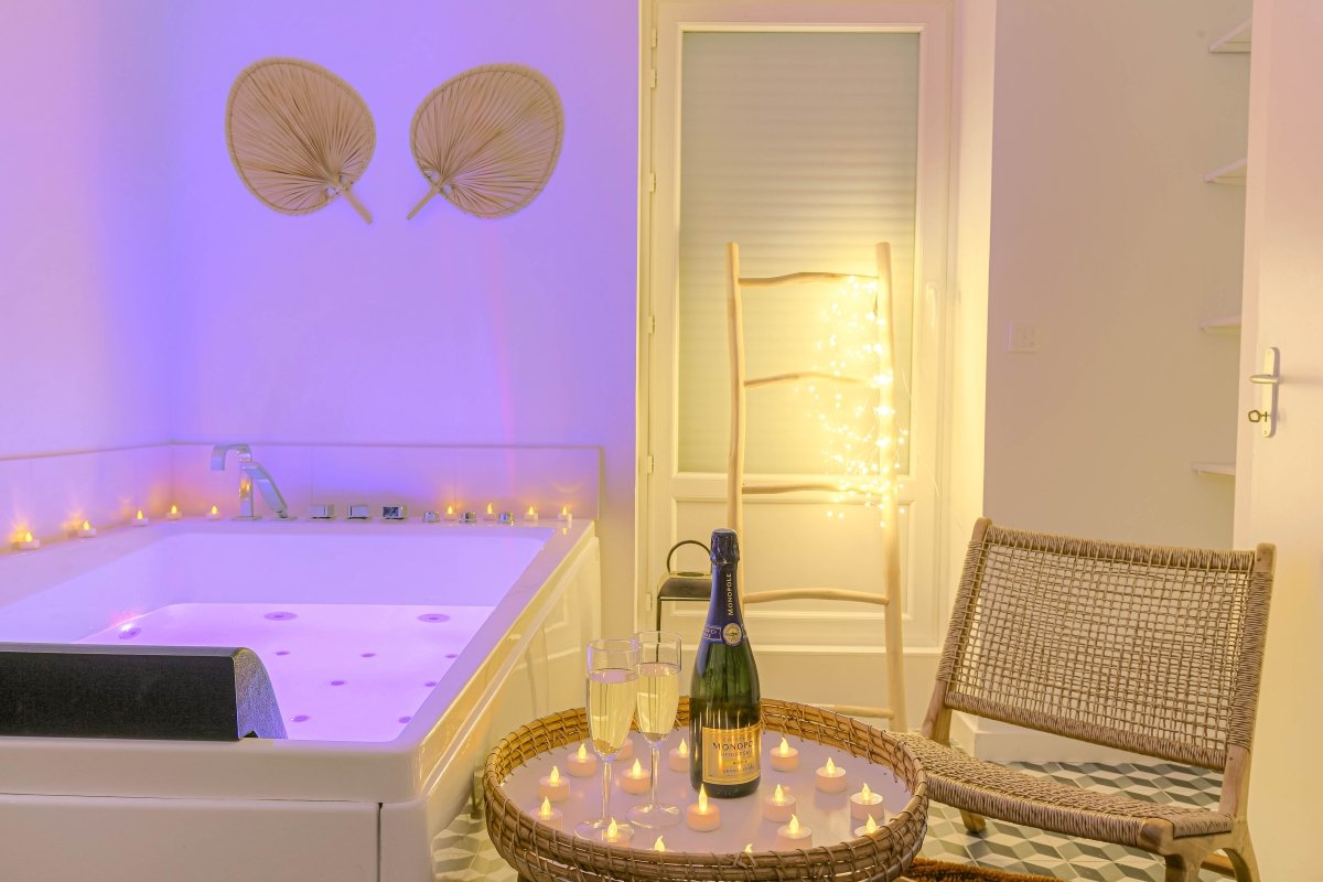 Expérience XXL balnéo et table de massage - Love’nSpa - weekend en amoureux, love rooms avec spa ou jacuzzi privatifExpérience XXL balnéo et table de massage
