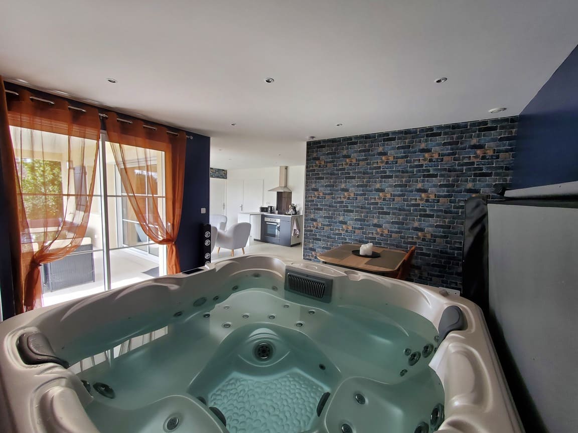 Hortensia - Love’nSpa - weekend en amoureux, love rooms avec spa ou jacuzzi privatifLe Clos des Iris 85 - Hortensia