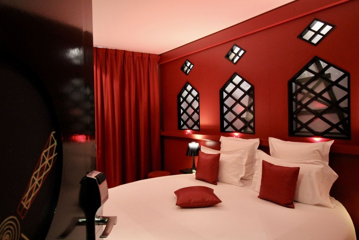Hôtel design secret de Paris - Chambre Moulin Rouge - Love’nSpa - weekend en amoureux, love rooms avec spa ou jacuzzi privatifSecret de Paris Hotel & Spa**** Chambre Moulin Rouge