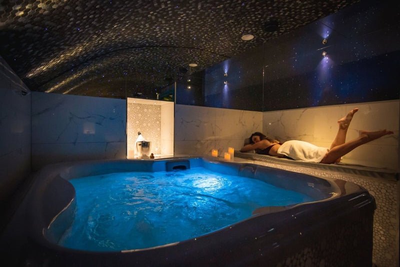 Hôtel design secret de Paris - Chambre Moulin Rouge - Love’nSpa - weekend en amoureux, love rooms avec spa ou jacuzzi privatif1 de Secret de Paris Hotel & Spa**** Chambre Moulin Rouge