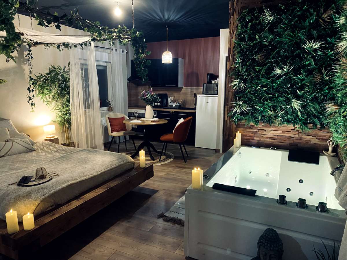 Jardin d'Eden, HORS DU TEMPS - Love’nSpa - weekend en amoureux, love rooms avec spa ou jacuzzi privatifJardin d'Eden, HORS DU TEMPS