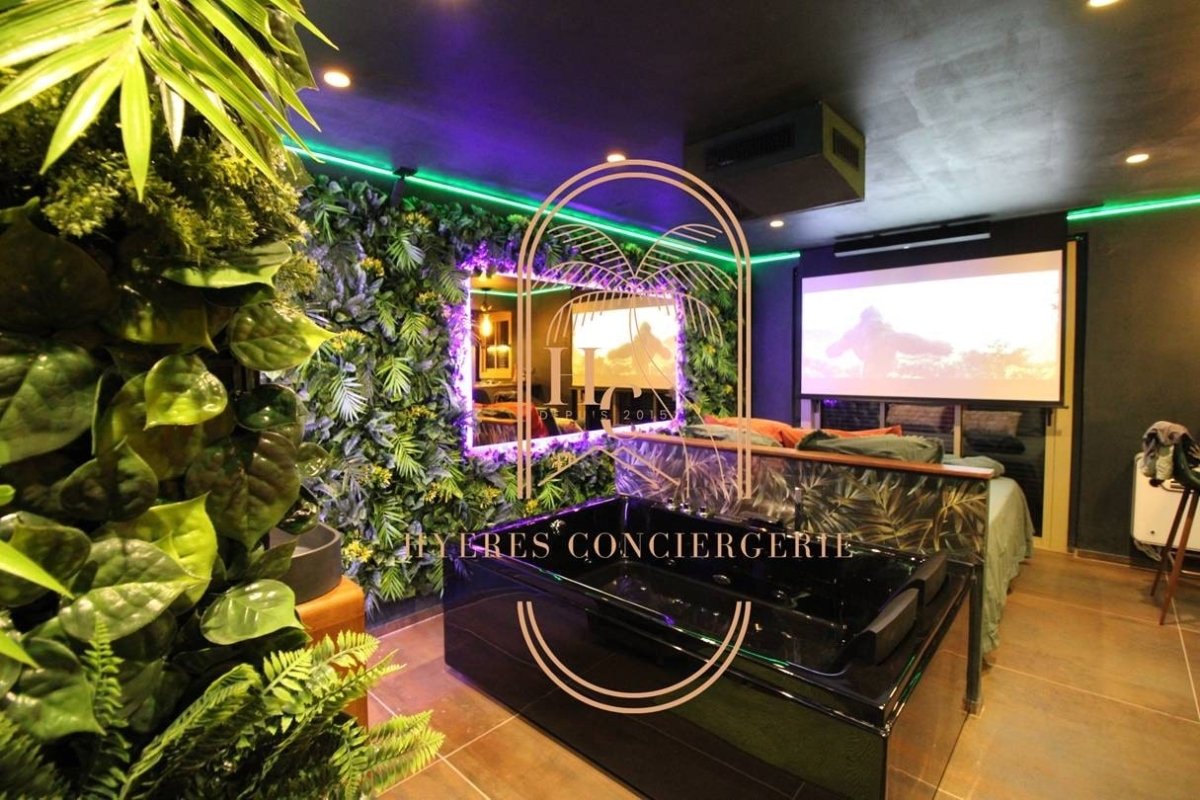 Jungle Hyères Love Room - Love’nSpa - weekend en amoureux, love rooms avec spa ou jacuzzi privatifJungle Hyères Love Room
