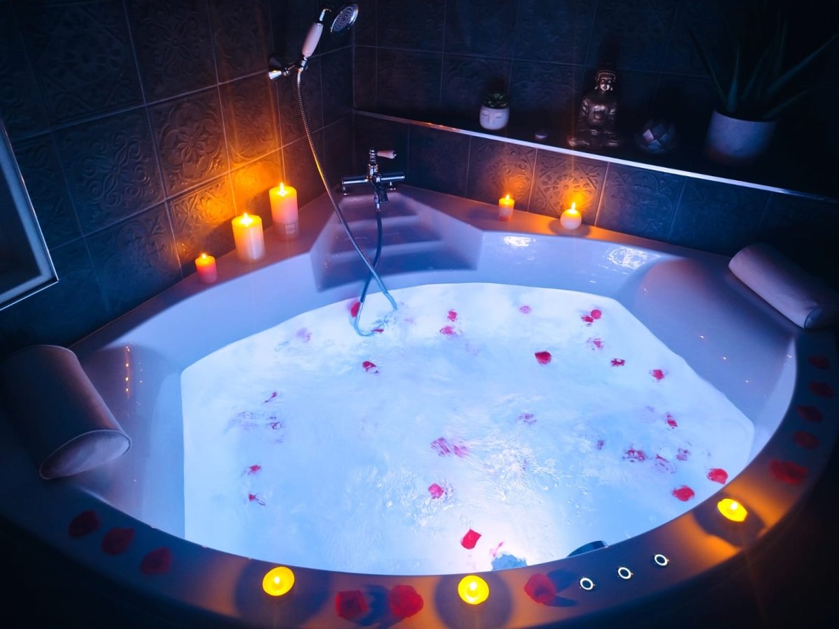 Jungle romantique Spa & Cinéma sous les arbres - Love’nSpa - weekend en amoureux, love rooms avec spa ou jacuzzi privatifJungle romantique Spa & Cinéma sous les arbres