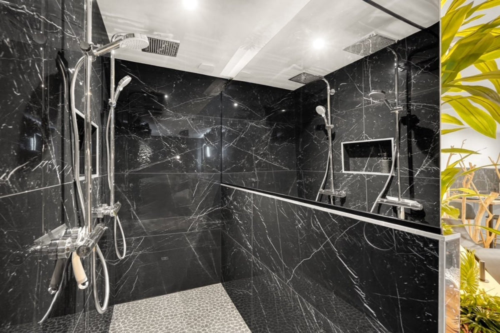 JUNGLE ROOM - Love’nSpa - weekend en amoureux, love rooms avec spa ou jacuzzi privatif9 de JUNGLE ROOM