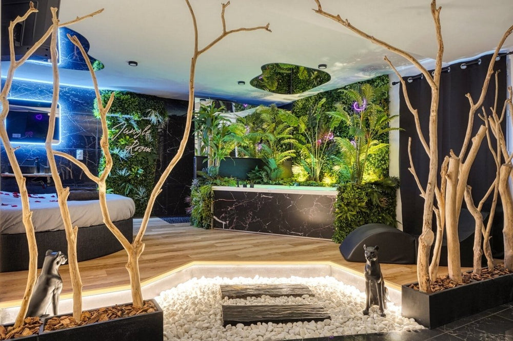 JUNGLE ROOM - Love’nSpa - weekend en amoureux, love rooms avec spa ou jacuzzi privatif1 de JUNGLE ROOM
