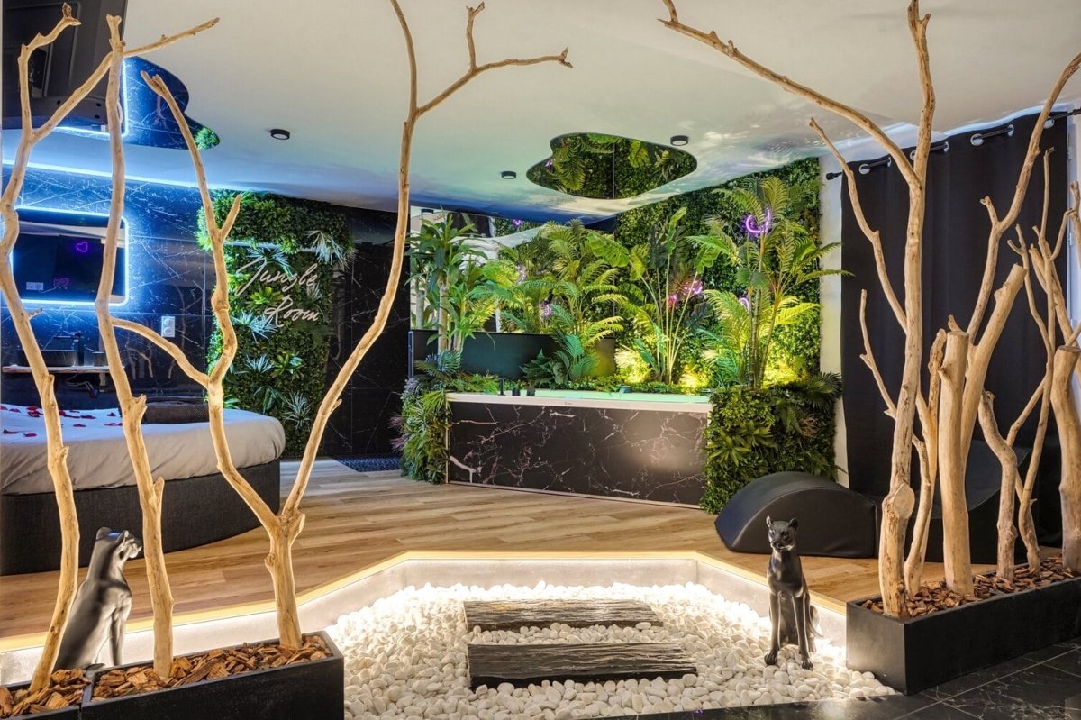 JUNGLE ROOM - Love’nSpa - weekend en amoureux, love rooms avec spa ou jacuzzi privatifJUNGLE ROOM