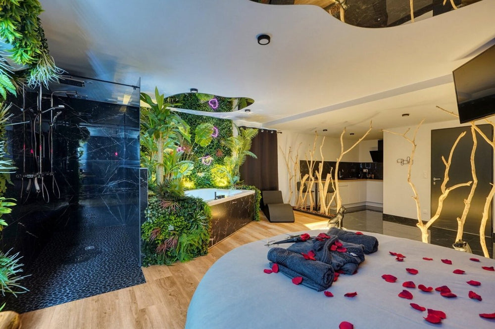 JUNGLE ROOM - Love’nSpa - weekend en amoureux, love rooms avec spa ou jacuzzi privatif4 de JUNGLE ROOM