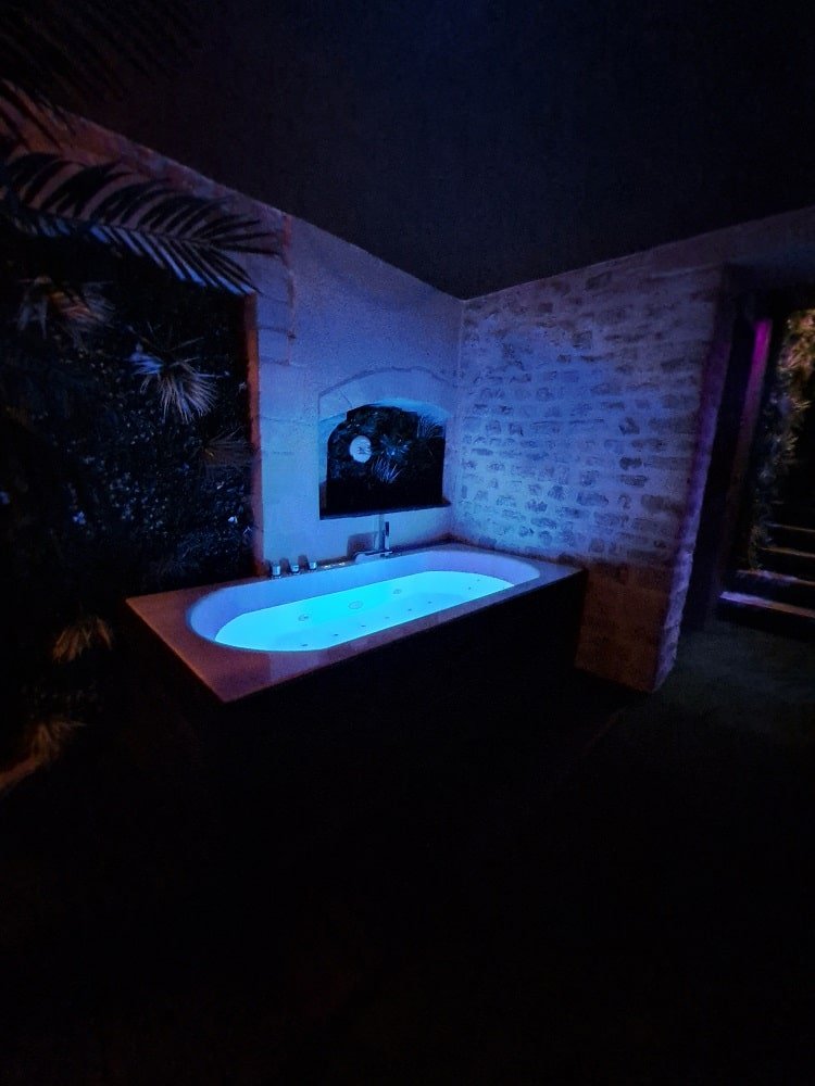 La Bayeuzen - La Tropicale - Love’nSpa - weekend en amoureux, love rooms avec spa ou jacuzzi privatif1 de La Bayeuzen - La Tropicale