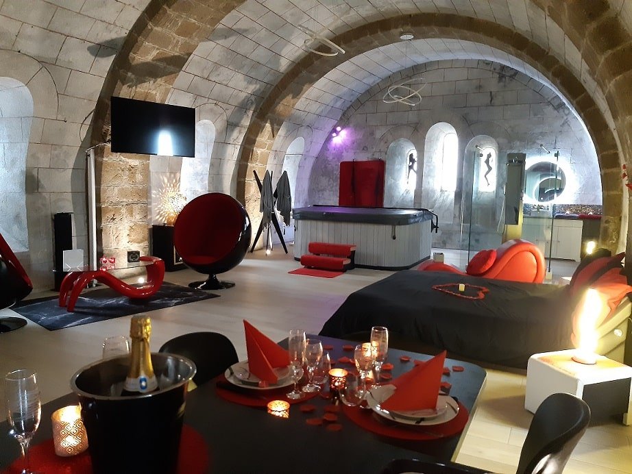 La Chapelle Aux Amoureux - Love’nSpa - weekend en amoureux, love rooms avec spa ou jacuzzi privatifLa Chapelle Aux Amoureux